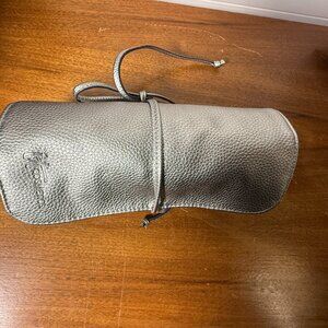 iT Cosmetics Roll Bag Black